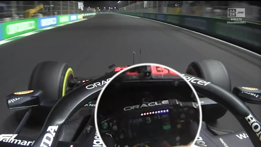 SoyMotor's tweet photo. La imagen de @DAZN_ES en la que se ve que Verstappen baja a tercera. 
🟣https://t.co/UsNqEo9XqV
📝https://t.co/hox3ih0ett

#F1 #SaudiArabianGP https://t.co/8etwWP2MHg