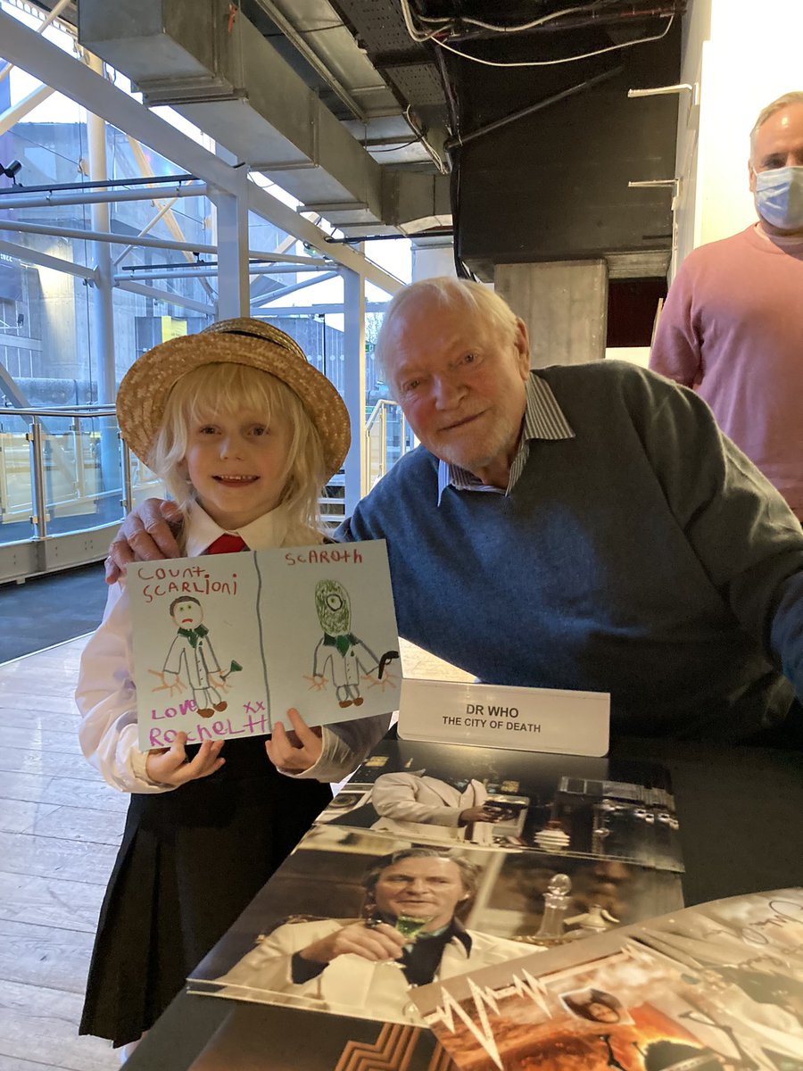 Was an absolute delight to meet Count Scarlioni himself after the screening, aka the wonderful Julian Glover! He loved her outfit and was thrilled to receive her drawing of the Count & Scaroth! An absolutely lovely gent.
#DoctorWho #BFI #CityofDeath #JulianGlover