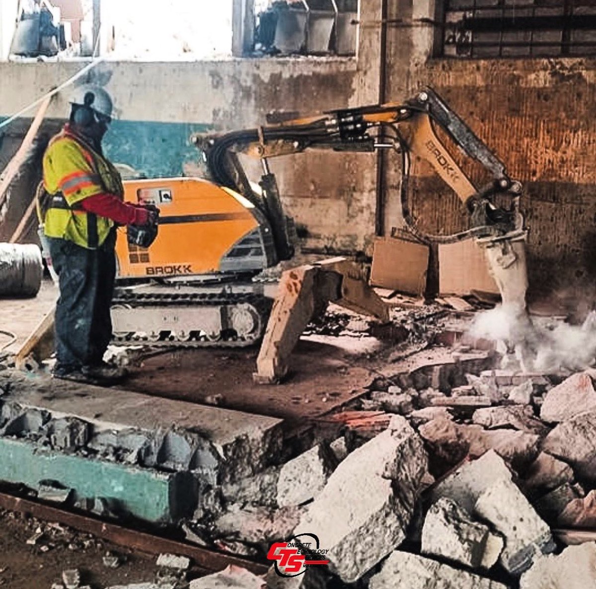 CTSMidAtlantic's tweet photo. Breaking thick slab on grade with our @brokkusa 

#Brokkit #Brokk #demolitionrobot #concretebreaking #demolitionequipment https://t.co/bWFPoU89np