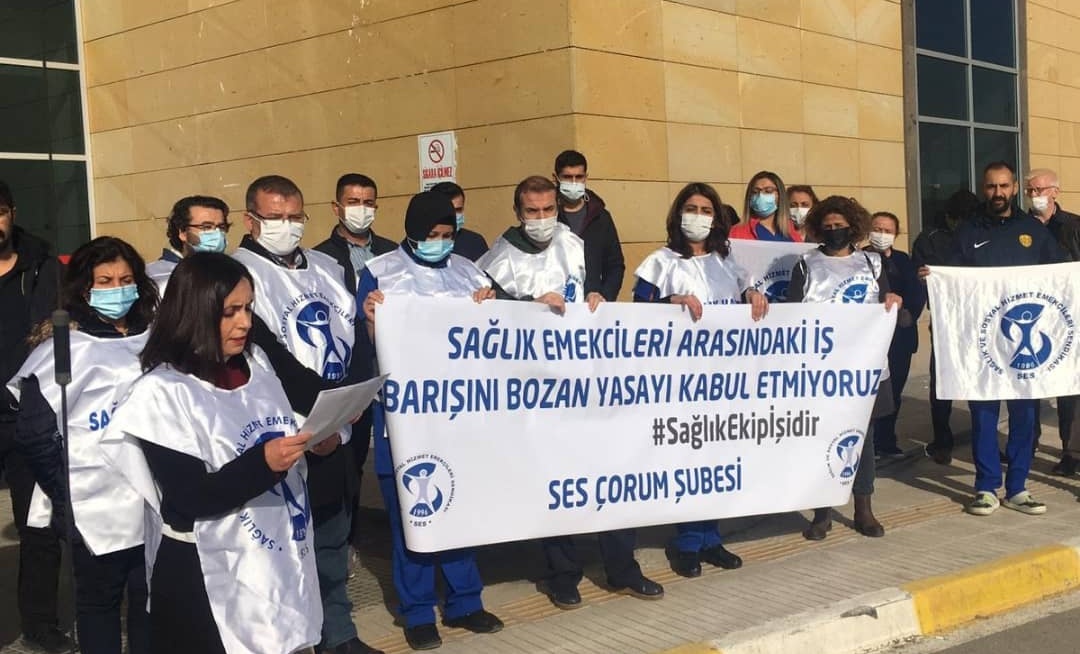 eylaka's tweet photo. İs barışını bozan düzenlemelerinizden bıktık. Asla kabul etmiyoruz. #SağlıkEkipİsidir diyoruz. Ayrımcı politikalara rağmen bizler #BirlikteyizYaşamaDokunuyoruz https://t.co/xFRBGuHf3m