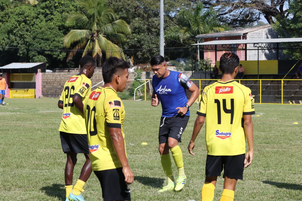 DeportesC10's tweet photo. Los jugadores de @f_destroyer e #InterSS realizan el respectivo calentamiento previo a la fiesta deportiva de esta tarde. 

No te lo pierdas por la señal de @Canal10Sv.  

#LaSegundaxC10 🏆⚽️ https://t.co/gnVoKiG0re
