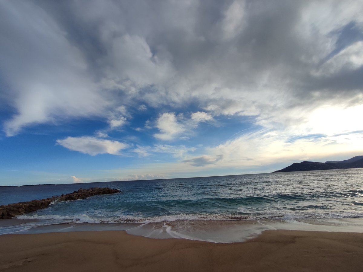 Cannes, bonne nuit 💫✨💫
<a href="/NimesSo/">So Nîmes</a> 💋😘