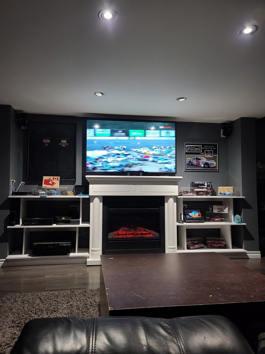 #SnowballDerby watching <a href="/WightMotorsport/">Wight Motorsports Inc.</a> put in a great show for Canada in the Derby!