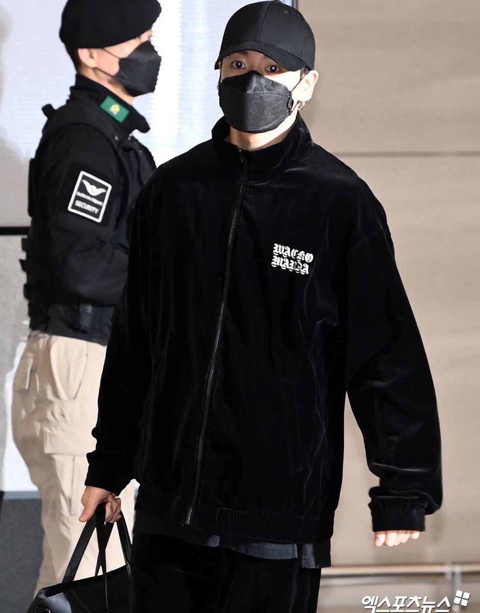 dreamjeons's tweet photo. jungkook is back in korea 🥺🖤 https://t.co/STYHkw59Z9
