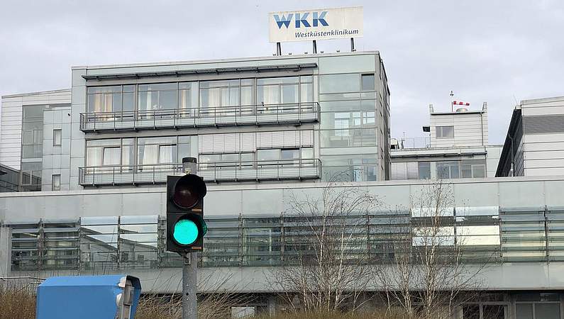 Das #Westküstenklinikum in #Heide hat am Sonntagabend den ersten Corona-Patienten aus Sachsen aufgenommen: boyens-medien.de/artikel/lokale…