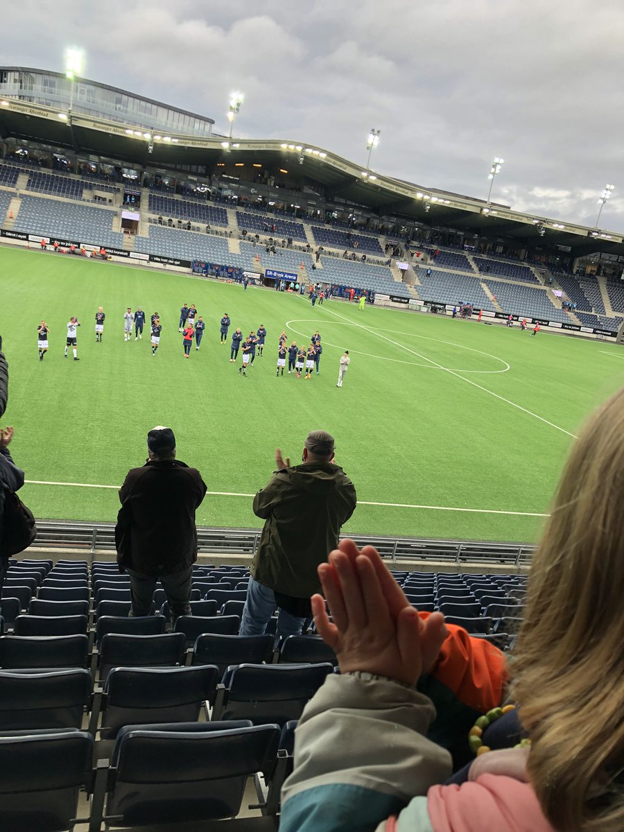 Øyvind K. Askeland (@oyvindask) on Twitter photo Eliteserien 2021 ble sesongen der <a href="/vikingfotball/">Viking Fotball</a> gjorde alt rett (jaja, dytten og de). Aldri har jeg sett større engasjement rundt klubben.
I år har jeg har stått her med datter, far, nevøer og kompiser. Med 600 til 16000 tilskuere. Står her igjen i 2022.
Heia Viking! Eliteserien 2021 ble sesongen der <a href="/vikingfotball/">Viking Fotball</a> gjorde alt rett (jaja, dytten og de). Aldri har jeg sett større engasjement rundt klubben.
I år har jeg har stått her med datter, far, nevøer og kompiser. Med 600 til 16000 tilskuere. Står her igjen i 2022.
Heia Viking!