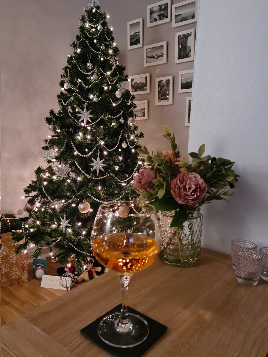 xkellykingx's tweet photo. #MerryChristmas #treeisup #fevertree #gin #festivespirit https://t.co/QQXEJkOqFT