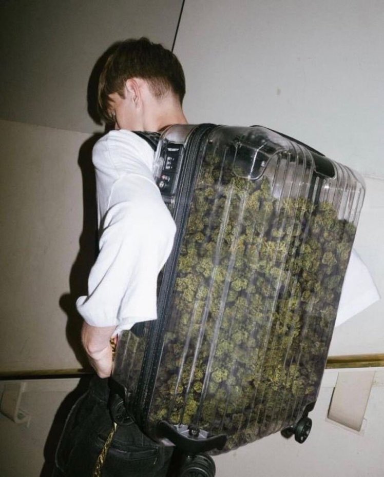 TheTimeIGotHigh's tweet photo. “Before we get into this relationship I just want you to know I come with a lot of baggage” https://t.co/41vk4Df2kd