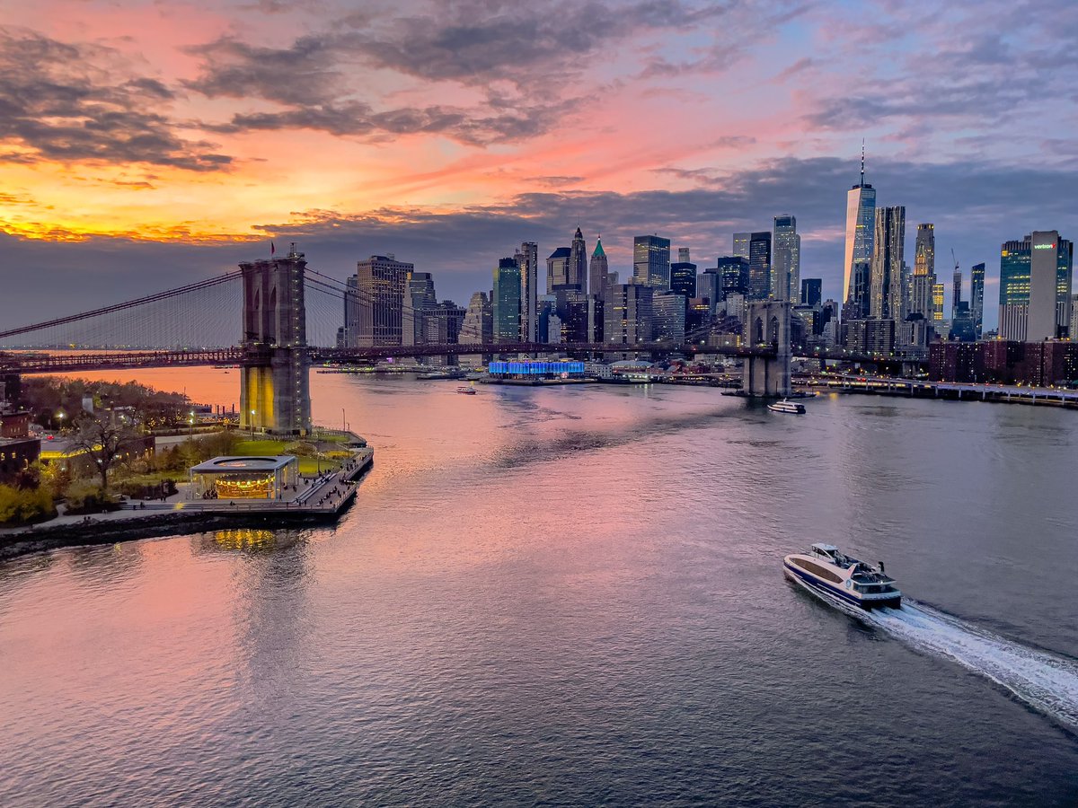 VinnieIV's tweet photo. Sunset walk along the Manhattan bridge @NYCferry https://t.co/6Q8Q9N2GFV