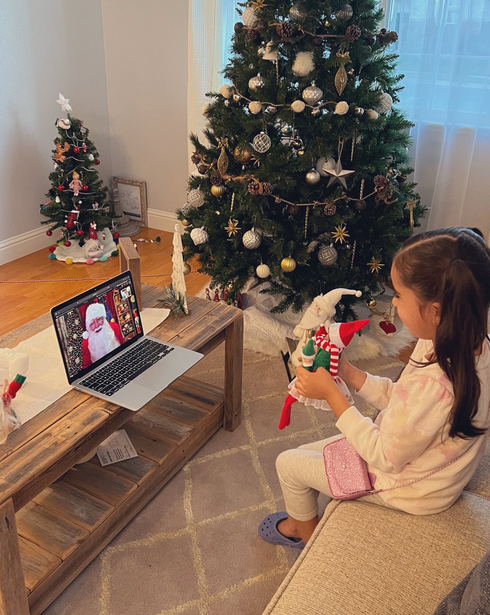 T-Mobile is awesome for putting this together for the kids. Penelope was beyond excited she got to speak to Santa ❤️🎅🏼