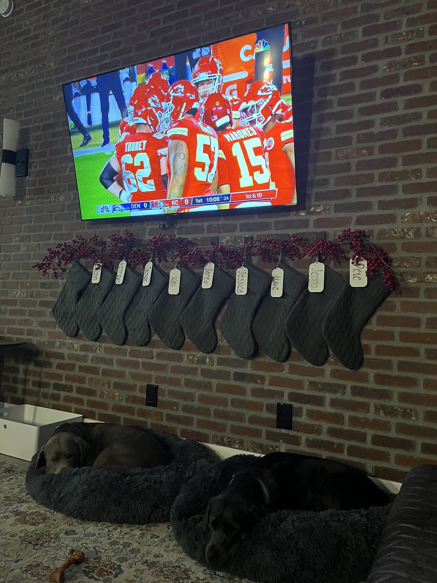 JennySzabo10's tweet image. Finally the game is on!  Let’s go #ChiefsKingdom !!! #mahomes #kelse