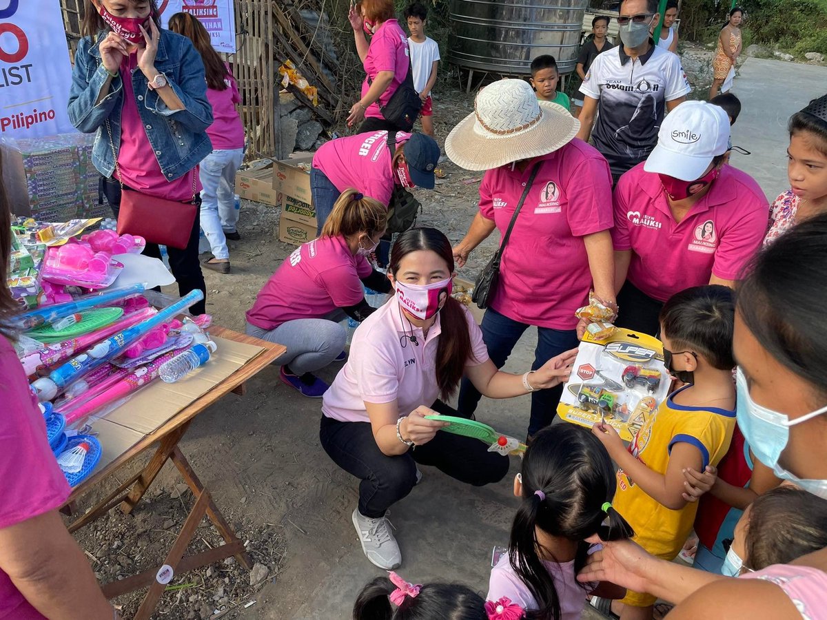 EmmanuelMaliksi's tweet photo. Isang maagang pamasko para sa mga kabataan ng Sitio Pulo!

Pasasalamat sa aking kabiyak Jelyn Maliksi at sa Maliksing Kababaihan para sa gift-giving at feeding program na kanilang isinagawa ngayong araw. (1/2) https://t.co/2linJonhGe