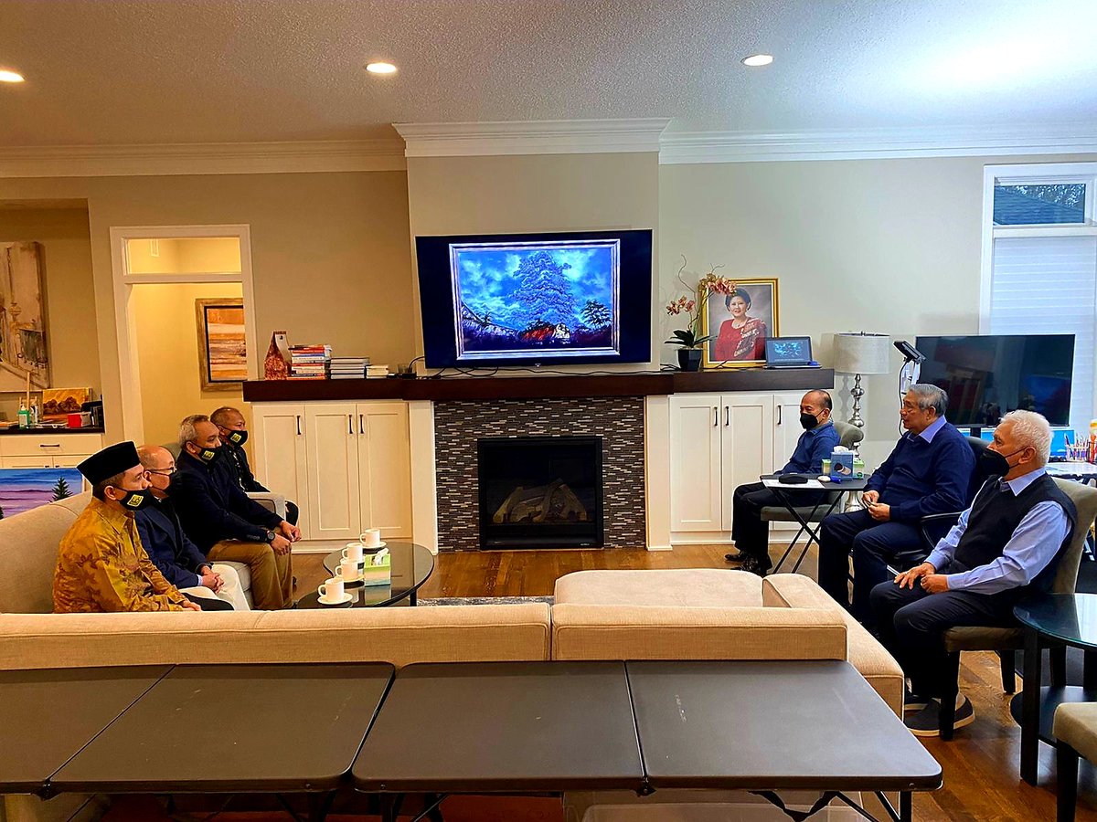 dipoalam49's tweet photo. 6-12-2021, Alhamdullilah. Nampak Pak @SBYudhoyono sehat menerima anggota pengurus Masjid IMAAM di Rochester, MN, USA.
👍👍👍🤲🤲🤲 Salam dari Tanah Air. DA https://t.co/ek4a7O5zqv