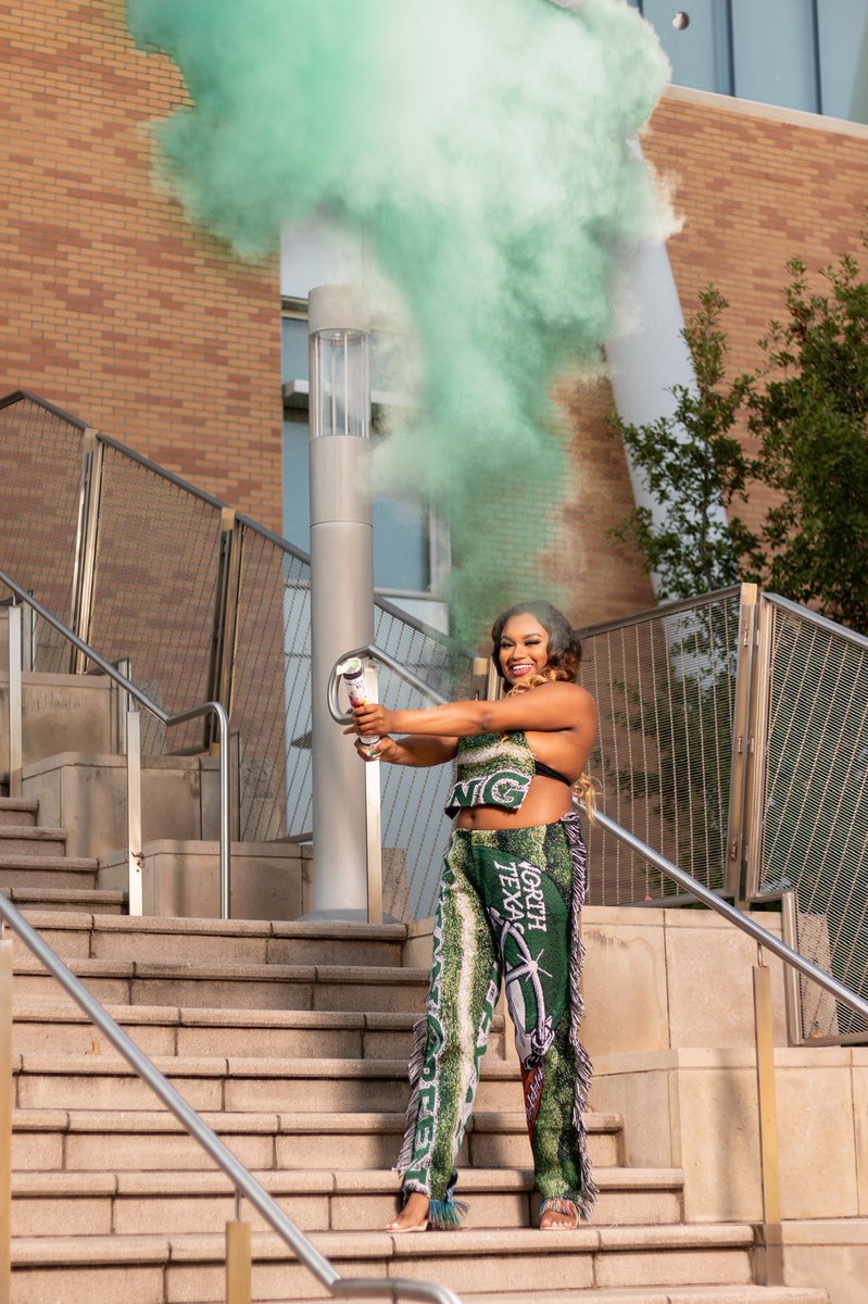 kcheriice's tweet photo. I finally turnt my can’ts into cans &amp; my dreams into plans✨🍾🤍
Thank you #unt on to the next chapter!
3.5 years 3.8GPA Cum Laude !! 💚🤞🏽Ms. Black To you 🍏 https://t.co/JEwFyc7zmN