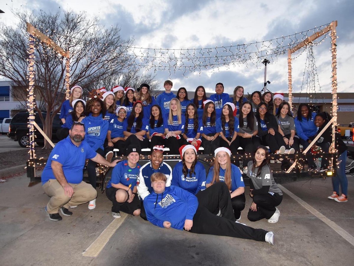 wsisdschools's tweet photo. A few floats from the City of White Settlement's Light the Night Christmas Parade last night. Our students, staff &amp; family members participated in 25 different floats that represented WSISD schools and organizations. @HOSA32288469 @HOSA @BrewerAthletics @CTE_Bears @BrewerSoftball https://t.co/6wAqETZ2SC