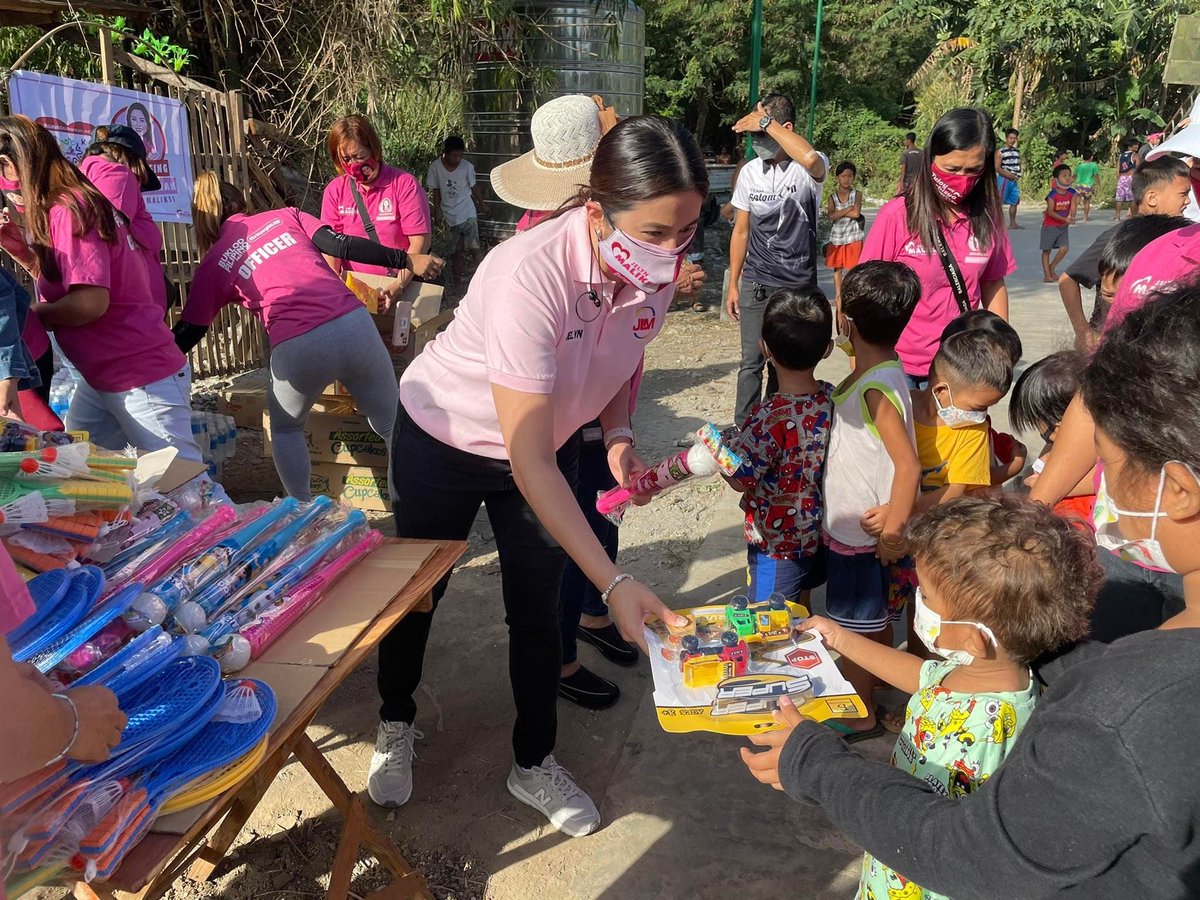 EmmanuelMaliksi's tweet photo. Isang maagang pamasko para sa mga kabataan ng Sitio Pulo!

Pasasalamat sa aking kabiyak Jelyn Maliksi at sa Maliksing Kababaihan para sa gift-giving at feeding program na kanilang isinagawa ngayong araw. (1/2) https://t.co/2linJonhGe