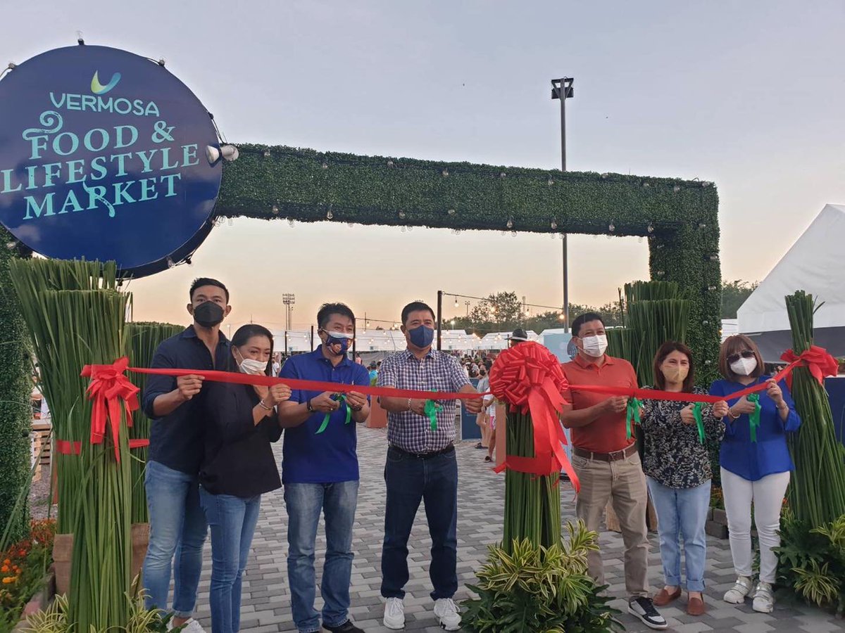 EmmanuelMaliksi's tweet photo. May bagong tambayan sa Imus!

Maraming salamat sa imbitasyong maging bahagi ng matagumpay na pagbubukas ng Vermosa Food and Lifestyle Market.

Ngayong Kapaskuhan, tara na’t mamasyal kasama ang pamilya at mga kaibigan sa mga naggagandahang lugar sa ating lungsod. (1/2) https://t.co/MJ9rf4i7el