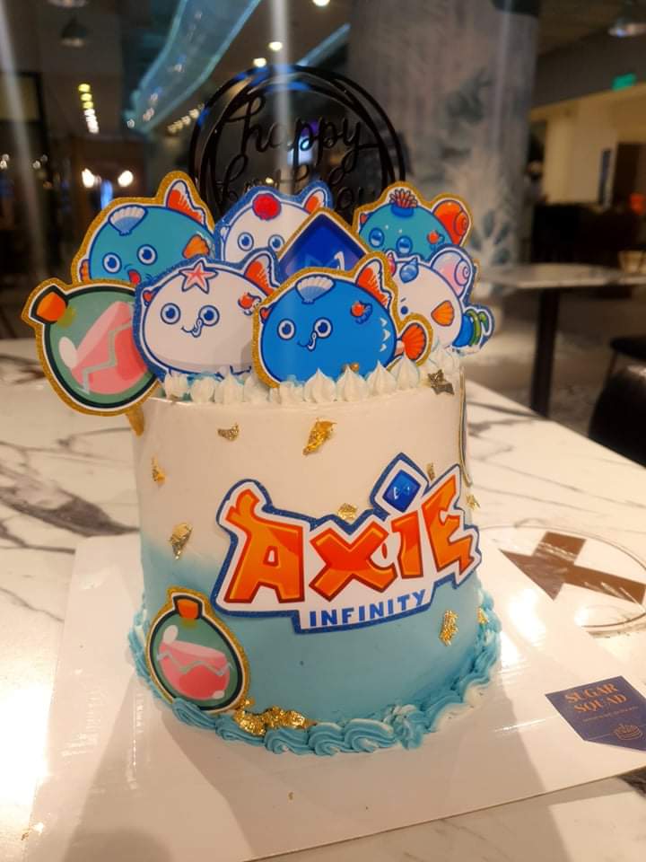 Bryan24643827's tweet photo. Axie infinity cake! Big thanks to my girlfriend i love it🥰😻 #SLP #AxieInfinity @Jihoz_Axie @SmallLovePotion https://t.co/aqOXHMFEKD