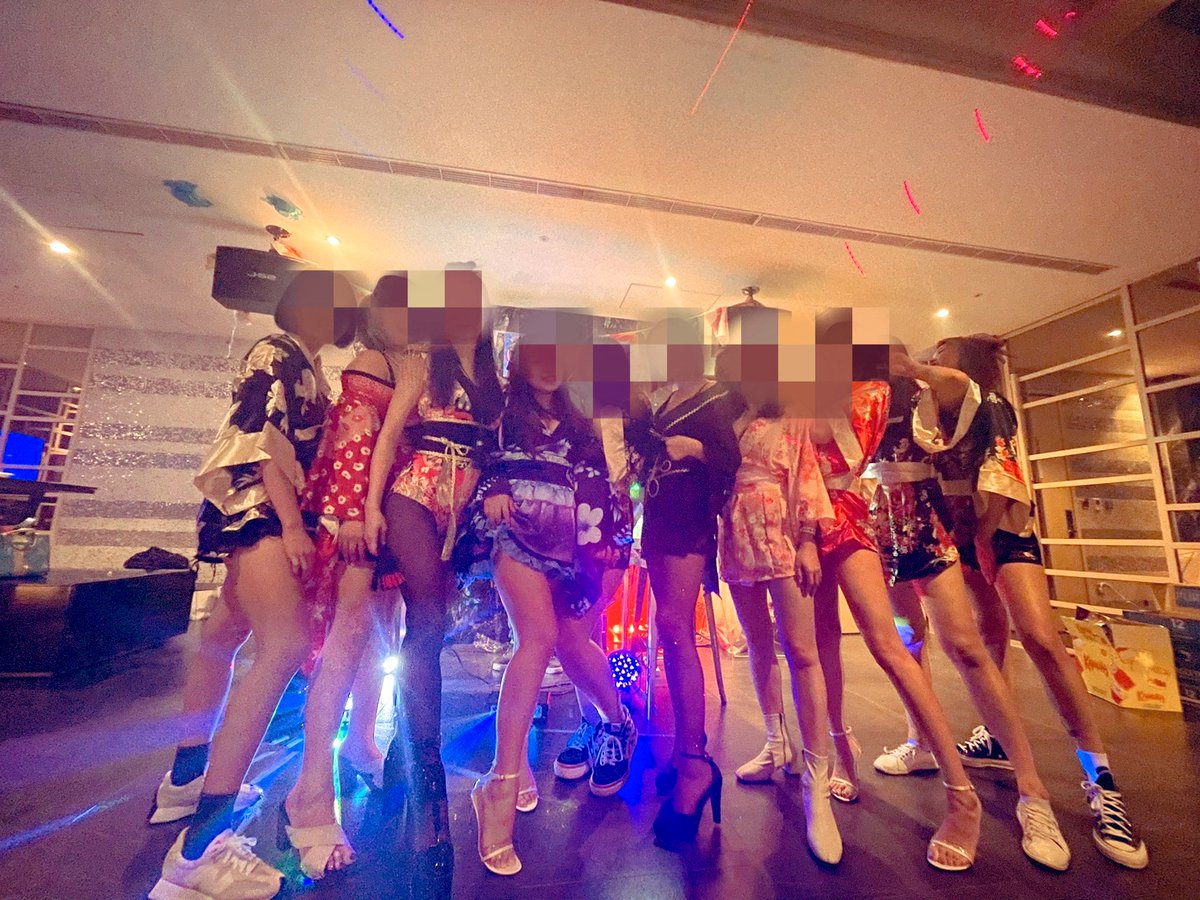 大型趴踢真的有夠好玩

辛苦主辦的你們❤️🥰
還能看到各式各樣的服裝
每個都又美又性感🤤