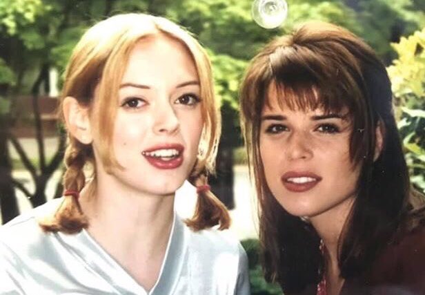 neve campbell &amp; rose mcgowan on the set of scream (1996) 🔪