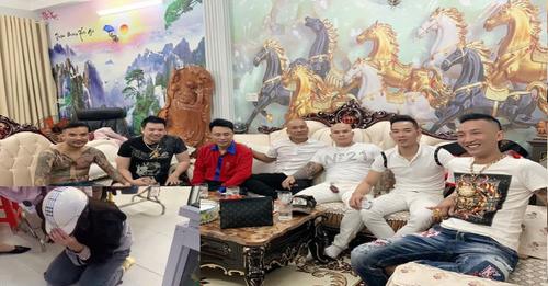 leduong40's tweet photo. NÓNG : Bây giờ thì căng rồi. khó mà đỡ được
Giang hồ Huấn Hoa Hồng cùng đàn em đến gặp anh trai chủ shop Giang hồ thanh hóa để xử lý luôn
Mọi người ủng hộ Huấn Hoa Hồng và đàn em bấm OK Ạ' https://t.co/RAj0aHYhzo