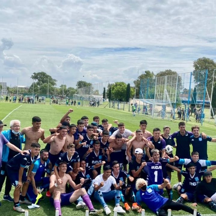 fernandoLoza7's tweet photo. Campeones de Liga 2021, Séptima división @RacingClub. Feliz por este grupo, por el proceso que llevamos día a día, siempre con la intención de seguir progresando. Sigamos disfrutando, trabajando con pasión y brindando lo mejor. https://t.co/rrWGVbXqnT