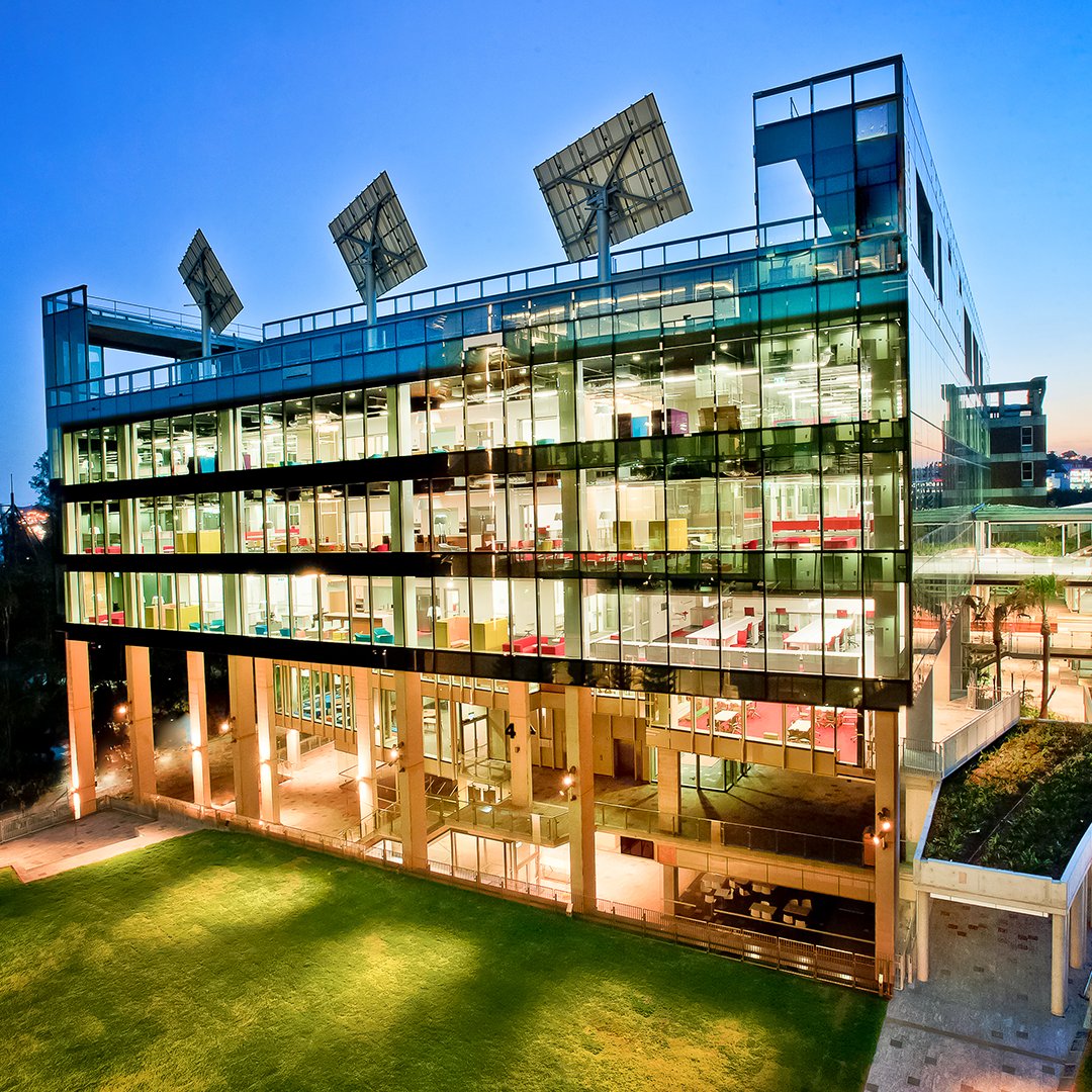 QUT's tweet photo. Our Science & Engineering Centre at P Block, Gardens Point campus looks a little more spectacular at dusk. π
#QUT #QUTLIfe #QUTGardensPoint #CampusLove https://t.co/ClMxHMW7t3
