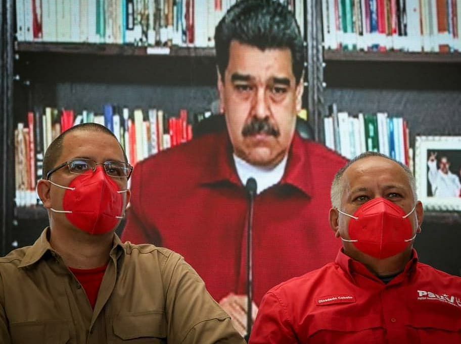 Hoy estuve en la tierra de nuestro Cmdte. Chávez, reunido con la Dirección del GPP y el Primer Vicepresidente del <a href="/PartidoPSUV/">PSUV</a>, <a href="/dcabellor/">Diosdado Cabello R</a>, donde fue designado como candidato a la Gobernación del estado Barinas nuestro hermano <a href="/jaarreaza/">Jorge Arreaza M</a>. ¡Vamos rumbo a la Victoria el #9Ene!