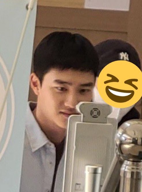 DODBBONG's tweet photo. 코시국이 되니 발열 체크하는 도경수도 보게되는군아...

화면에 얼굴이 보이도록 다가오세요 https://t.co/jivgYogUZh