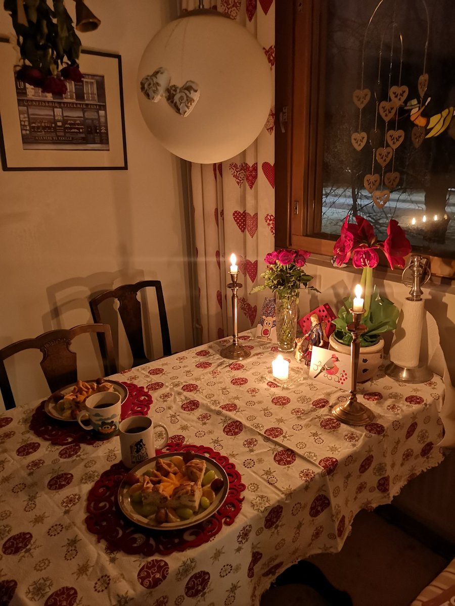 JuhaTenhonen's tweet photo. #äijäiltapala #hetelmii #elonen #pikkutoffeepitko #hehku #tunnelma #pimeänsuhkero #kynttilät #ruusut #tummanpunainen #kukatkertovatenemmänkuintuhatsanaa #minäkaipaasinua #minärakastansinua #intohimoinenrakkaus #amaryllis #ihanakauneus #ujous https://t.co/67JJ4SihTR