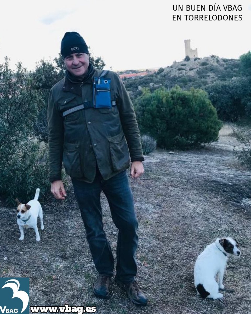 artpublipop1's tweet photo. En nuestro querido Torrelodones,
paseo por el campo con mis perros
y mi VBAG- azul sobre chaqueta de
invierno verde cacería-
VBAG: El Regalo más original y práctico para el Hombre del Siglo 21
https://t.co/H9VjVjYLvm al 50 % hasta 15 Dic.
#bolsos #regalos #Navidad2021
#hechoamano https://t.co/bi2R4HQOhM