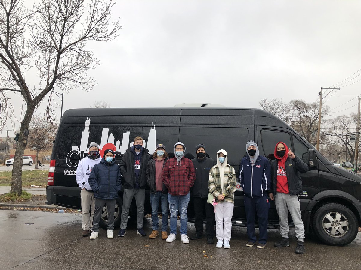 CampusMinSVHS's tweet photo. Proud of @SaintViatorHS students. Spent our Sunday with @ChiCare2 & @viator_house delivering hundreds of hot meals for people experiencing homelessness in our city.
When I was hungry… #TransformTheCommunity https://t.co/GYxdqbcsqk