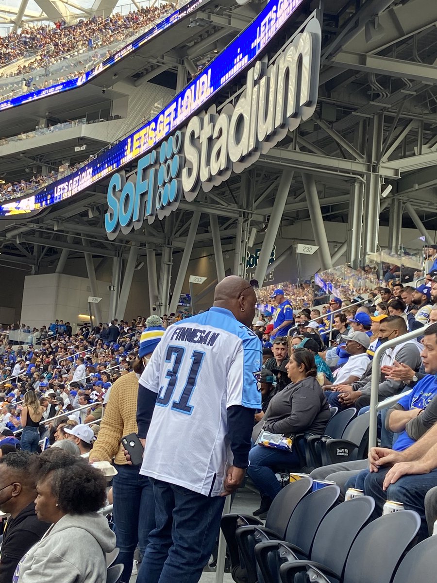 ashlyng3_'s tweet photo. #cuckcam @ rams vs. jags @TheDirtySports https://t.co/nJwKSe7wZR