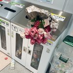 一方的な愛はただのゴミ？新宿駅のゴミ箱に花束が捨てられていた!