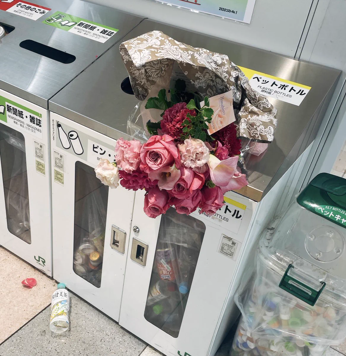 一方的な愛はただのゴミ？新宿駅のゴミ箱に花束が捨てられていた！