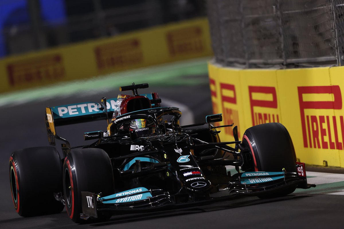 MB_Club_Spain's tweet photo. Gran victoria de @LewisHamilton  y @MercedesAMGF1 👏🏼👏🏼 en un loco #SaudiArabianGP, con @ValtteriBottas tercero 👍🏼, que sitúa al equipo más líder, y a Lewis empatado a puntos con Max Verstappen. En una semana, Abu Dhabi decidirá ambos Títulos 😬 https://t.co/LpTaXlHljq