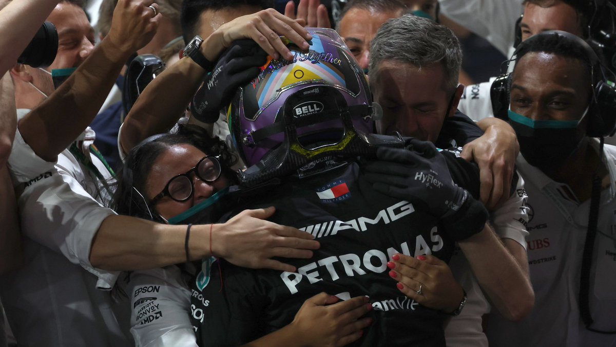 MB_Club_Spain's tweet photo. Gran victoria de @LewisHamilton  y @MercedesAMGF1 👏🏼👏🏼 en un loco #SaudiArabianGP, con @ValtteriBottas tercero 👍🏼, que sitúa al equipo más líder, y a Lewis empatado a puntos con Max Verstappen. En una semana, Abu Dhabi decidirá ambos Títulos 😬 https://t.co/LpTaXlHljq
