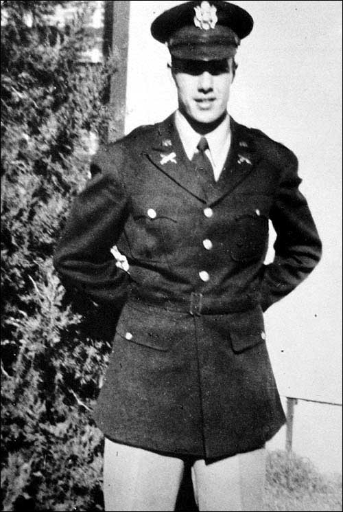 MonroePub17's tweet photo. Honors to the Fallen.

The Honorable Bob Dole, United States Senator and 
#WWIIveteran
#2lt #WWII #USArmy https://t.co/9kBmUnpWCi