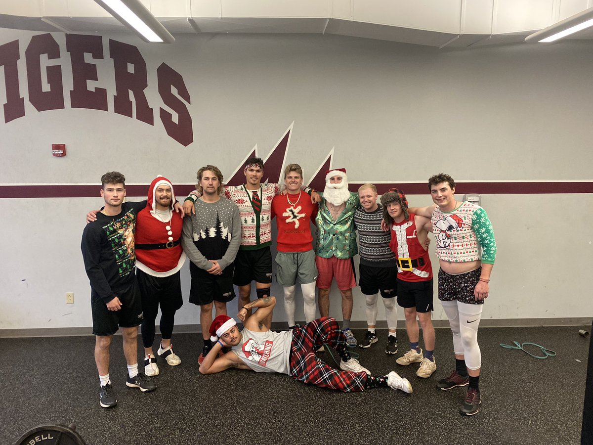 CheekO_31's tweet photo. Merry Liftmas! 🎄🎅🏼 💪🏼 https://t.co/j6kpHIy1X4