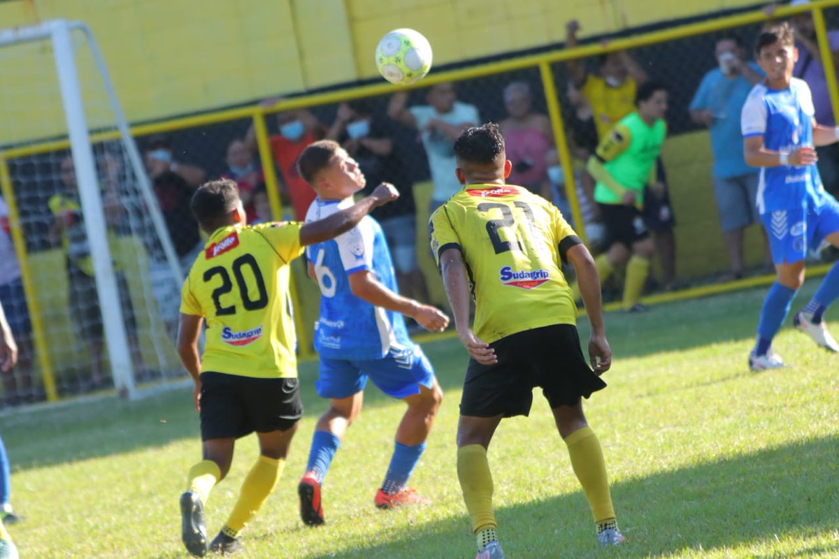 DeportesC10's tweet photo. Luego de varios intentos fallidos, #InterSS está logrando ponerse a la delantera para marcar su primer gol. 

Por su parte, @f_destroyer todavía tiene una oportunidad de ganar. https://t.co/09b3t0OXq0