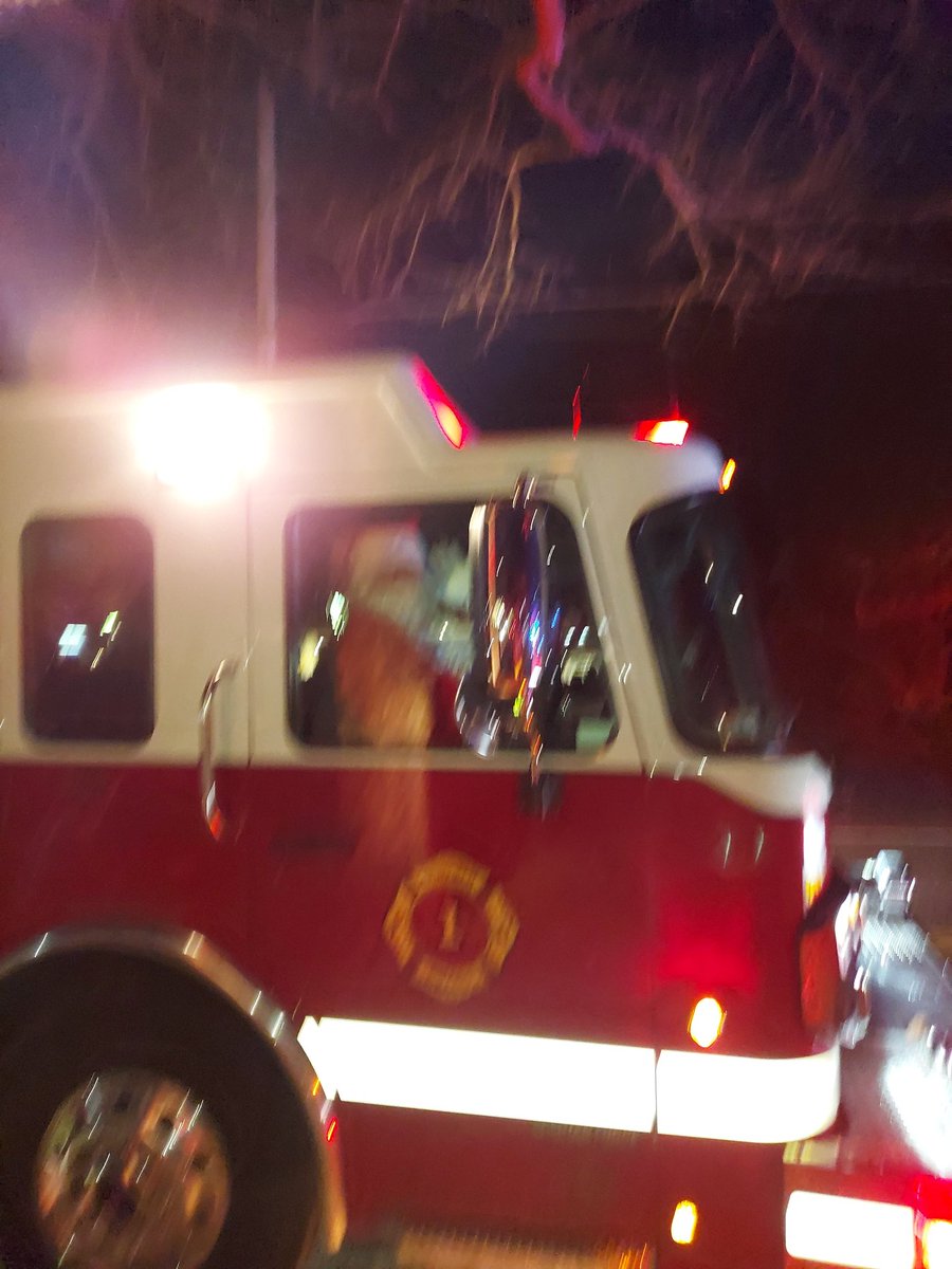 brimfieldfd's tweet photo. Santa has arrived on the common for the annual tree lighting! https://t.co/PiQiqDQ0t4