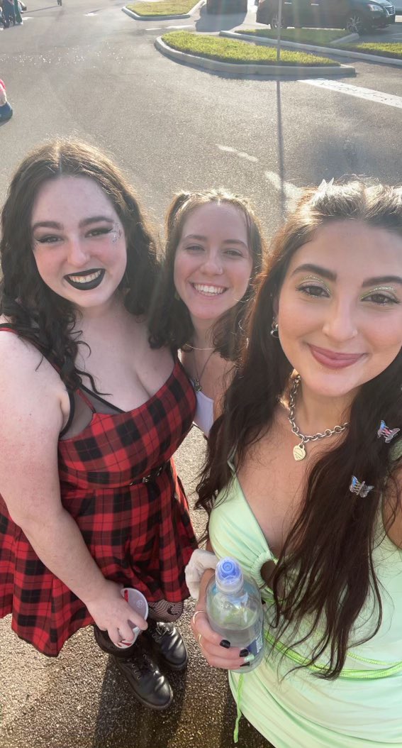 ghostlygena's tweet photo. I luv my friends I’ve met be of R5 they are all so sexy https://t.co/CeH1zIMQT3