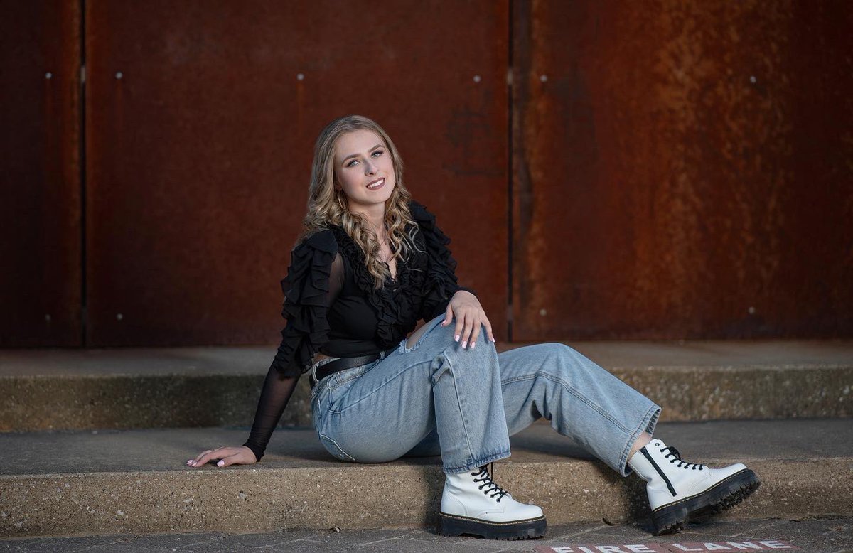 1VintageCouture's tweet photo. Senior Sunday with the best! Hailey Graham 😍‼️
•
•
•
#seniorsunday #seniorpictures #seniorszn #seniorphotoshoot #vintagecouturephotography #collegeready #college #senioryearmagazine #smiles #styleinspo #fashion #booknow #bookwithus #spring2022 #classof2022 https://t.co/EYvVu39fJl