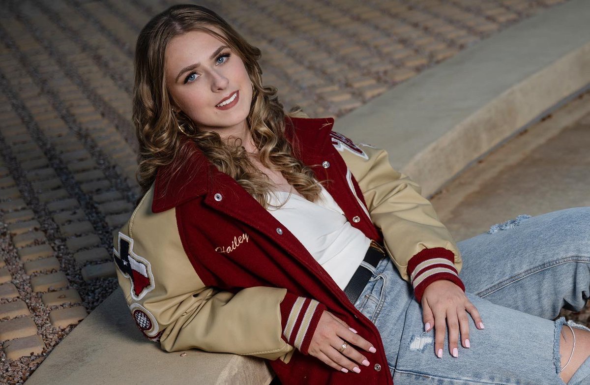 1VintageCouture's tweet photo. Senior Sunday with the best! Hailey Graham 😍‼️
•
•
•
#seniorsunday #seniorpictures #seniorszn #seniorphotoshoot #vintagecouturephotography #collegeready #college #senioryearmagazine #smiles #styleinspo #fashion #booknow #bookwithus #spring2022 #classof2022 https://t.co/EYvVu39fJl