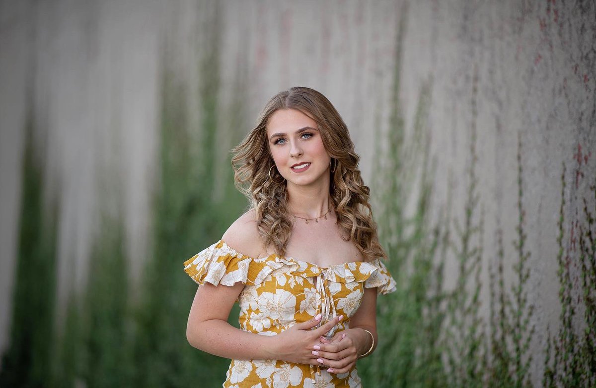 1VintageCouture's tweet photo. Senior Sunday with the best! Hailey Graham 😍‼️
•
•
•
#seniorsunday #seniorpictures #seniorszn #seniorphotoshoot #vintagecouturephotography #collegeready #college #senioryearmagazine #smiles #styleinspo #fashion #booknow #bookwithus #spring2022 #classof2022 https://t.co/EYvVu39fJl