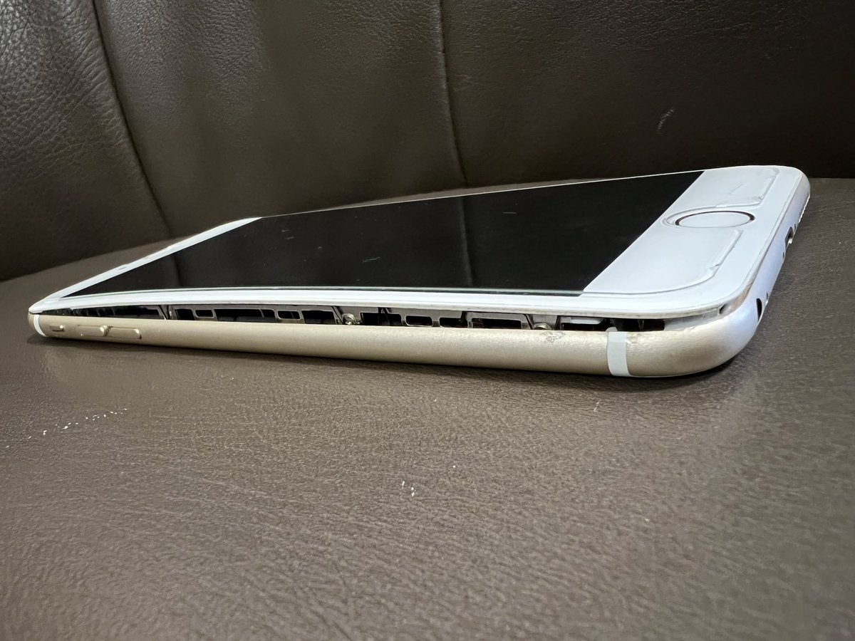suman_hit's tweet photo. @Apple @tim_cook @Apple @AppleSupport Very much Poor product quality by Apple. iPhone 6s Plus exploding automatically.
Need the resolution asap.
No services provided although raising request previously.
Please need help. https://t.co/hJeYw48GrA