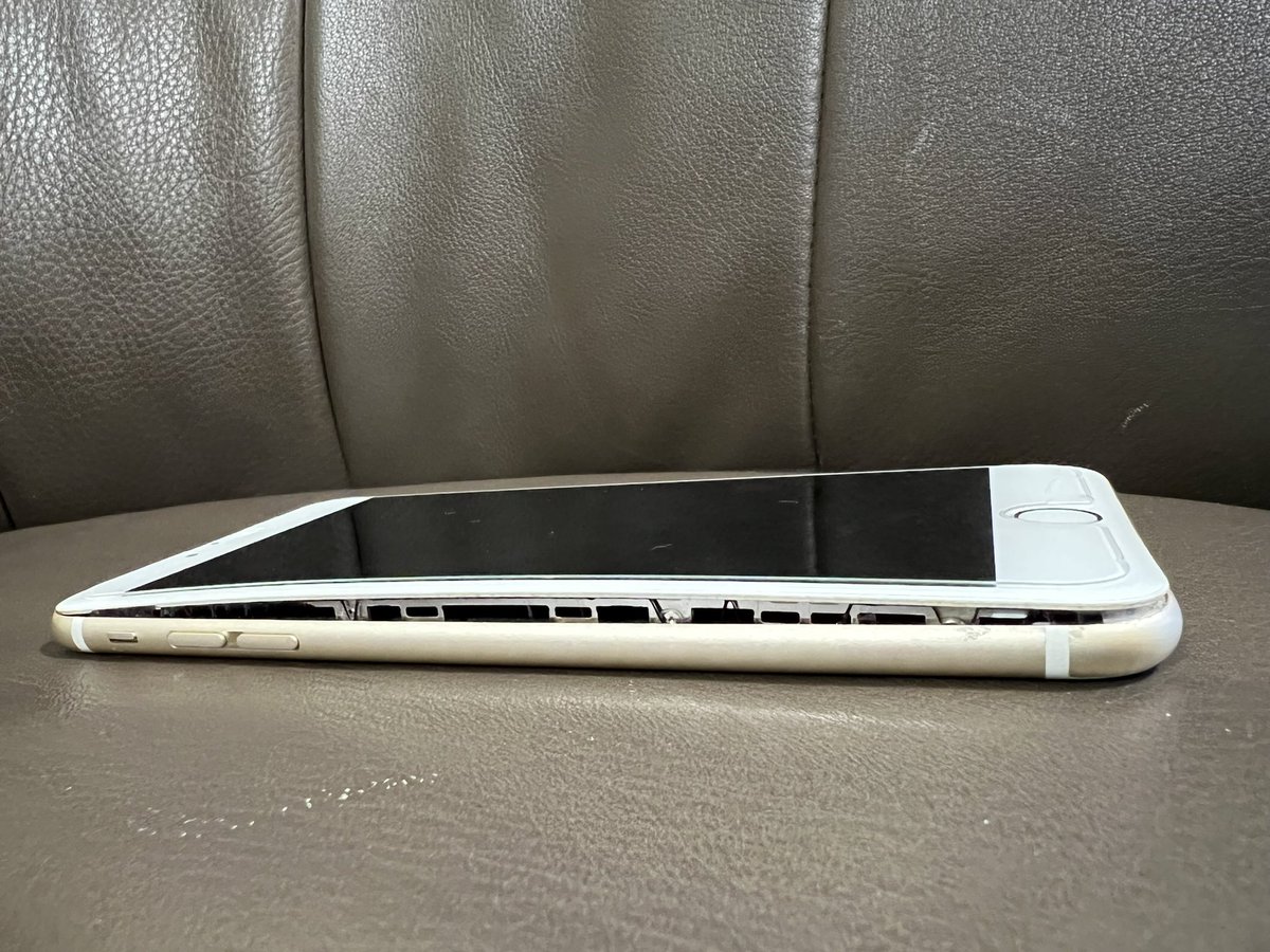 suman_hit's tweet photo. @Apple @tim_cook @Apple @AppleSupport Very much Poor product quality by Apple. iPhone 6s Plus exploding automatically.
Need the resolution asap.
No services provided although raising request previously.
Please need help. https://t.co/hJeYw48GrA
