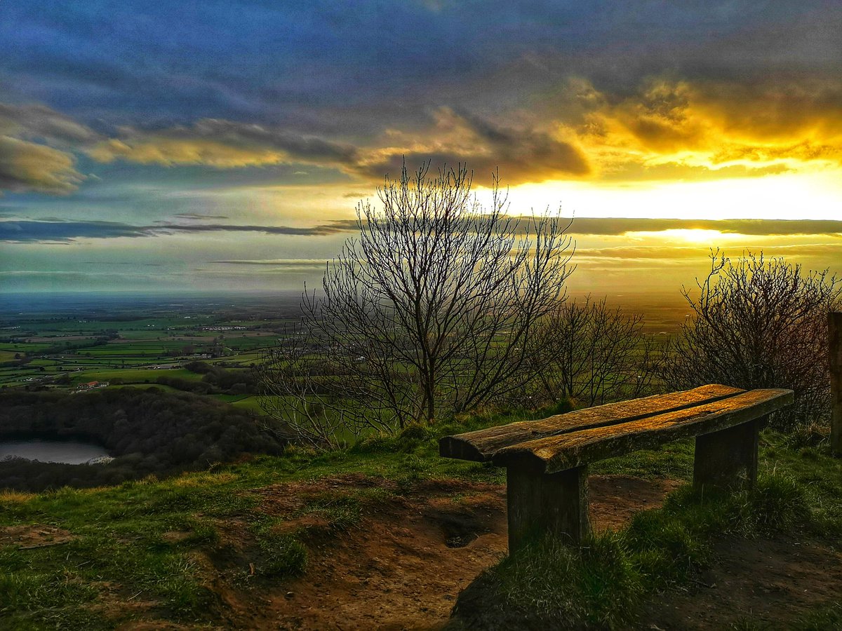 Mon banc dominical/My Sunday Bench. Gormire Lake, North Yorkshire.
<a href="/Welcome2Yorks/">Welcome to Yorkshire</a> <a href="/jamesherriot/">James Herriot</a> 
<a href="/DELARUEEm/">DELARUE Emmanuel</a> <a href="/PMarlier/">Pascal Marlier 🏴‍☠️🇨🇵</a> <a href="/GaiaGR36/">Eleftheria</a> @Alhingant <a href="/Pauline_Nollet/">Pauline N 🇺🇦🎗🇮🇱</a> <a href="/PF33160/">P. Forsans 🇫🇷🇪🇺🇺🇦🧢</a> <a href="/DRINITSA/">Sanaes</a> @JeanLucPons <a href="/McDoucere/">Marie-Caroline Douceré</a> <a href="/CarolineDuc75/">Caroline Duc</a> <a href="/PuthonM/">Michel PUTHON</a>  <a href="/ElfieNeuberger/">Elfie Neuberger</a> <a href="/experienceloire/">Loire Valley</a> <a href="/philippepoustis/">Philippe Poustis 🇺🇦🇦🇲</a>