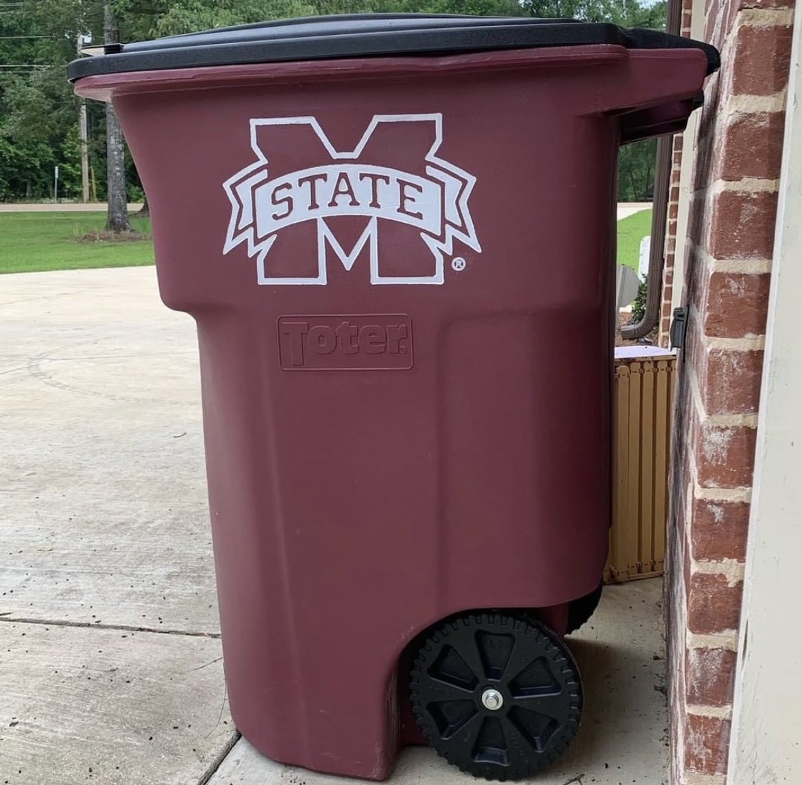 RedBirdPaper's tweet image. MS State &amp;amp; Ole Miss @myfancan trash cans now available! 64 gallons, Toter brand. These make an awesome Christmas gift for any OM or MSU fan! redbirdpaper.com/search?q=fanca…