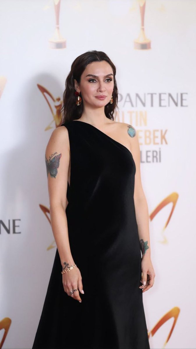 biakibce's tweet photo. De una elegancia única, espectacularmente bellísima ❤😍💫🦋
#BirceAkalay https://t.co/sV5c96HV0w